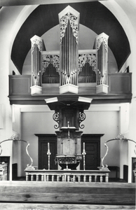 13692 Interieur van de Nederlands-hervormde kerk (Dorpsweg 38) te Maartensdijk: het orgel en de preekstoel. N.B. De ...